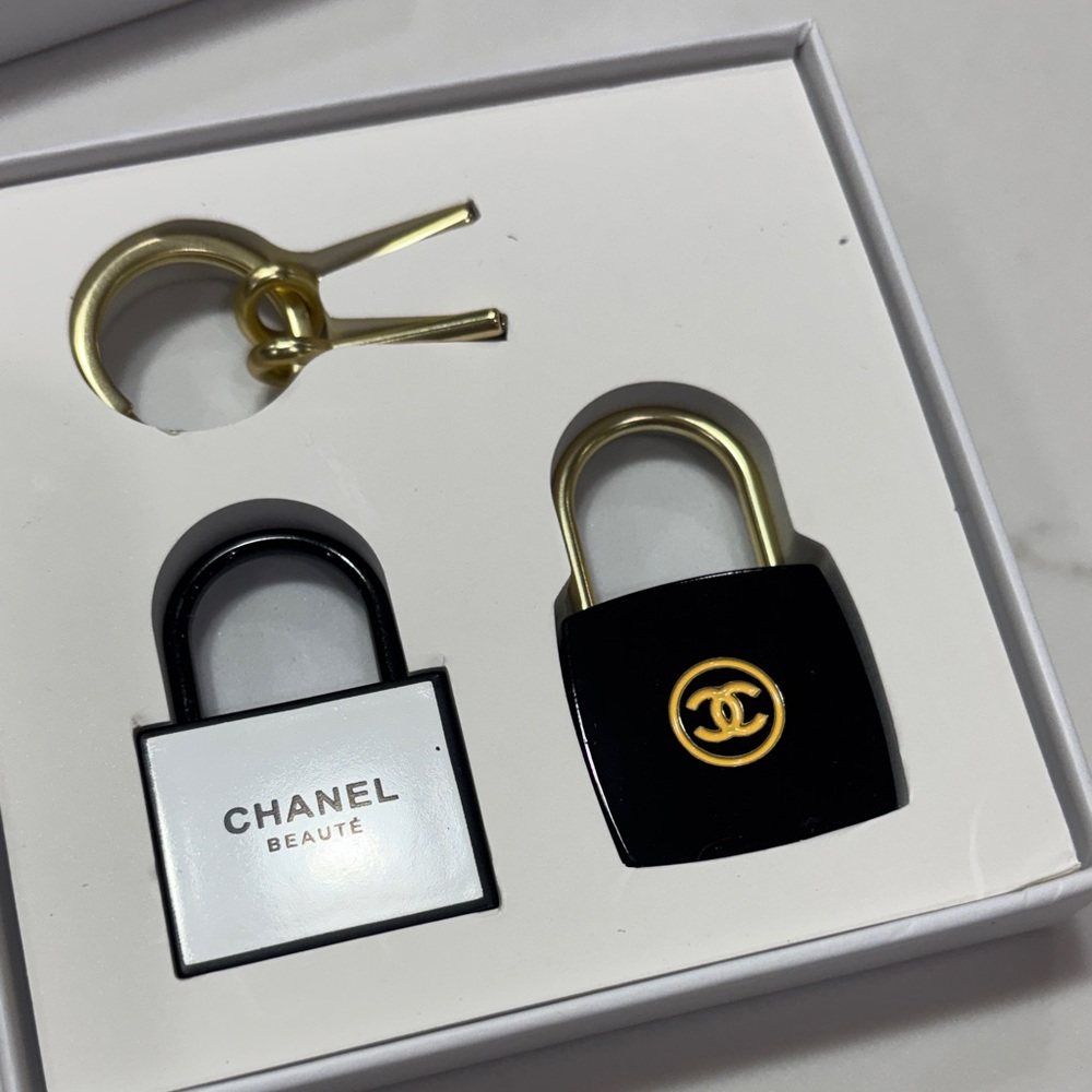 CHANEL Black & White Padlock Keyring Set with Gold Hardware - Picture 10 of 10